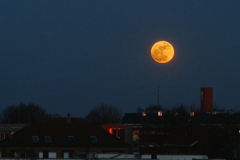 Supermoon_over_Germany_2011.jpg