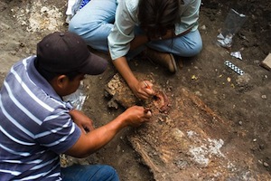 mexico-tomb-jade-bachand-cleaning-skeleton_20359_big.jpg